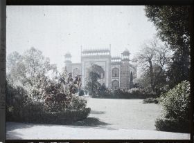 Image représentant Vue de l'intérieur des jardins, la porte monumentale de l'enceinte du Taj Mahal