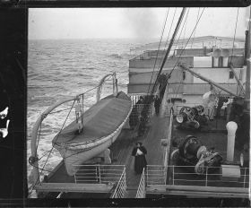 Image représentant Passagère sur la passerelle réservée aux  2emes classes