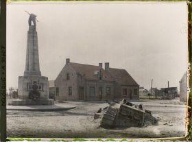Image représentant Belgique, Poelcapelle, Effet de jour sur le Monument de Guynemer et tank anglais