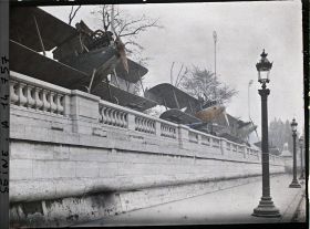 Image représentant Avions pris aux Allemands exposés place de la Concorde