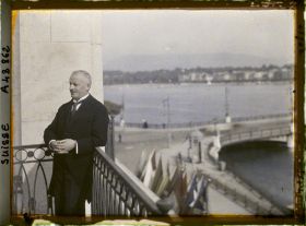 Image représentant Cinquième assemblée annuelle de la Société des Nations (SDN) à Genève. Giuseppe Motta (Suisse), président de l'assemblée, sur un balcon de l'Hôtel des Bergues
