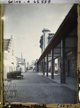 Image représentant L'Exposition des arts décoratifs, Galerie de la section française, entre la Tour de Champagne et la Tour de Paris