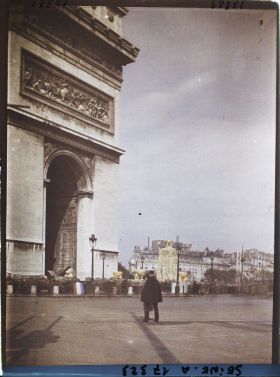 Image représentant Le Cénotaphe dédié aux morts pour la patrie sous l'Arc de Triomphe pour les fêtes de la Victoire des 13 et 14 juillet 1919