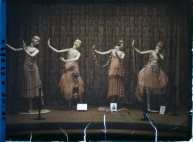 Image représentant L'Exposition des arts décoratifs, Costumes de scène, classe 24, théâtre, dans le Grand Palais