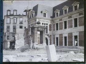 Image représentant France, Reims, Vieille fontaine et constructions nouvelles (Ecole)