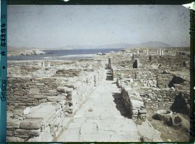 Image représentant La rue du Théâtre, vue prise vers la mer