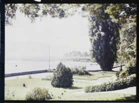 Image représentant Le parc devant la villa Mon Repos (Musée d'ethnographie de Genève) et le Léman