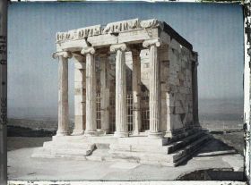Image représentant Sur l'Acropole, le Temple d'Athéna Nike. La colonnade ionique de la façade est tournée vers l'Acropole