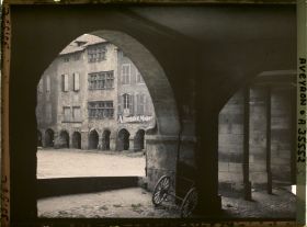 Image représentant La maison Armand sur la place Notre-Dame, vue des arcades du Consulat
