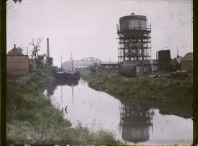 Image représentant France, Merville, Château d'eau et dans le fond, Construction d'un Chantier de péniches