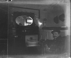 Image représentant Maurice Lévy dans une cabine de 1ere classe