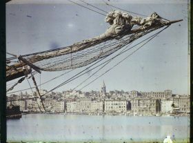 Image représentant Vue du vieux port avec l'Hôtel de Ville