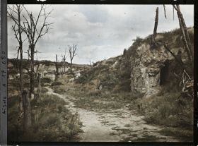 Image représentant France, Laffaux, Un chemin au ravin (à gauche les grottes