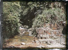 Image représentant Un ruisseau et un escalier taillé dans le roc sur une pente du massif du Tam-dao (" Trois Sommets ")