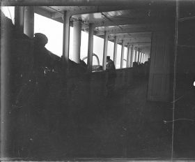 Image représentant Installation de bâches de protection dans la coursive des 1eres classes