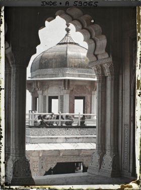 Image représentant Le dernier étage de la tour du Jasmin (Musamman Burj) vu depuis la salle des audiences privées (Diwan-i-Khas) dans le fort Rouge (Lal Qila)