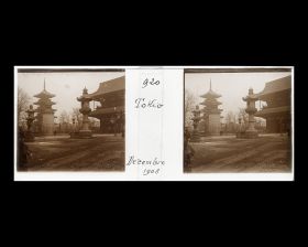 Image représentant Lanternes et édifices du temple Senso-ji dans le parc d'Asakusa