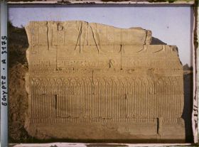 Image représentant Bas-relief à l'entrée du temple de Mout