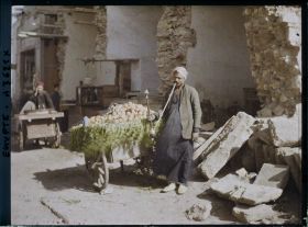 Image représentant Vendeur ambulant d'oranges, fumant la chicha