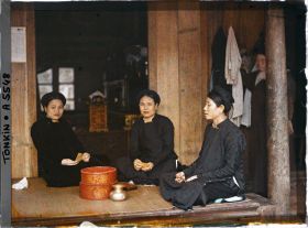 Image représentant Des femmes de classe aisée jouant aux cartes