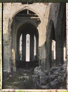 Image représentant France, Montdidier, Intérieur de l'Eglise pris au Soleil Couchant