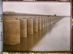 Image représentant Sur les hauteurs du barrage hydraulique, en amont