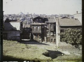 Image représentant Vue vers Sultanahmet camii ("Mosquée bleue") ; maisons traditionnelle en deuxième plan.