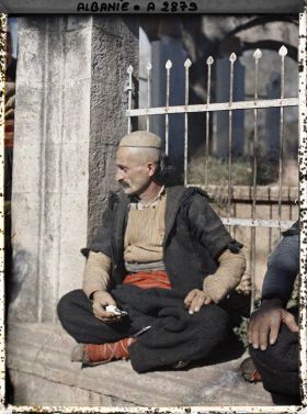 Image représentant Un homme assis sous les arcades du türbe (mausolée) d'un pacha de Scutari