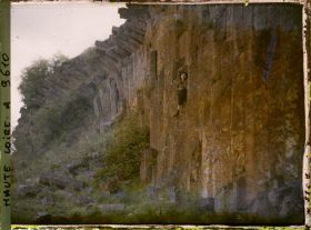 Image représentant Yann Brunhes posant dans les orgues basaltiques