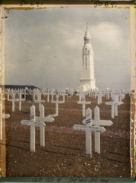 Image représentant France, N.D de Lorette, Le Cimetière et le Monumt aux morts