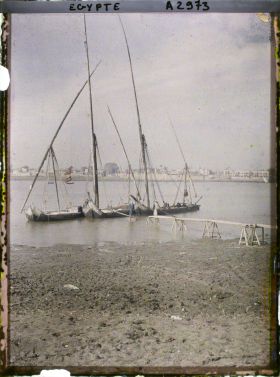 Image représentant Felouques amarrées au bord du Nil, face à la ville de Gizeh
