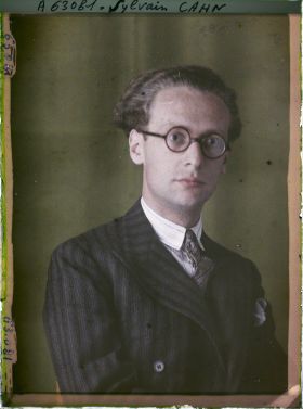 Image représentant Monsieur  https://musee-albert-kahn.s-museum.fr/home/NWQ2OTAwYzNmYjZlZTk1ZWQwODJmMjY4L2dlbmVyaWMtbm90aWNlLXRhYi9hdXRob3JpdHkvNjE3YTc5ZjVjZjhiODk2OGIzMzM3ZDIx/5d6900c3fb6ee95ed082f268/generic-notice-tab/authority/617a79ebcf8b8968b3336a14 Sylvain Cahn