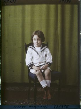 Image représentant L'enfant  https://musee-albert-kahn.s-museum.fr/home/NWQ2OTAwYzNmYjZlZTk1ZWQwODJmMjY4L2dlbmVyaWMtbm90aWNlLXRhYi9hdXRob3JpdHkvNjE3YTc5ZjVjZjhiODk2OGIzMzM3ZDIx/5d6900c3fb6ee95ed082f268/generic-notice-tab/authority/617a79eacf8b8968b3335f0b Jean-Pierre Lauth