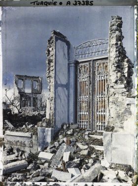 Image représentant Perron et porte d'entrée en fer forgé blanc d'une riche demeure (Rue Ardelib)