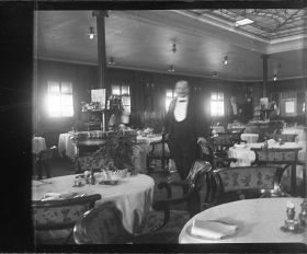 Image représentant Herr K. Nagel, Maître d'hôtel posant dans la salle du restaurant Ritz-Carlton des passagers des 1eres classes