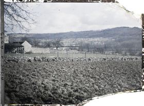 Image représentant Vue du versant méridional boisé de la Marne avec un coin du village