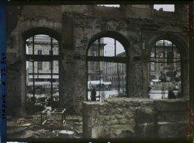 Image représentant France, Reims, La Place Royale, au travers des ruines
