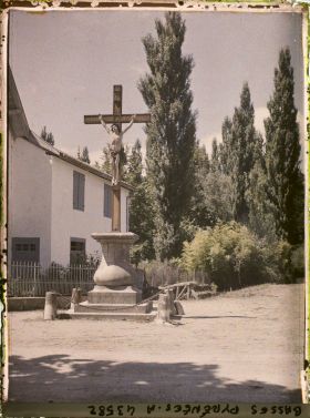 Image représentant France, La Bastide - Clairence, Le Calvaire à l'entrée du Village