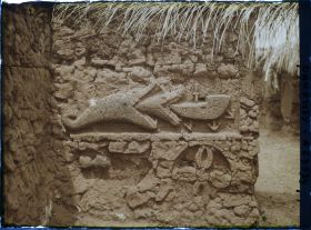 Image représentant Bas-relief d'une résidence du quartier de Gbécon-Hounli, non loin du palais princier de Guézo, motif de poisson avalant un navire européen