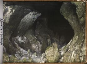 Image représentant Le couloir d'entrée de la grotte du Tuc d'Audoubert vu de l'entrée