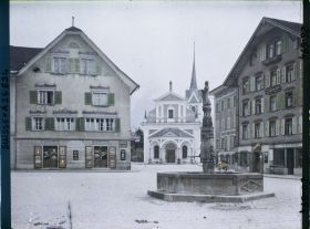 Image représentant La Dorfplatz avec la fontaine de 1604 et la chapelle Maria Lauretana