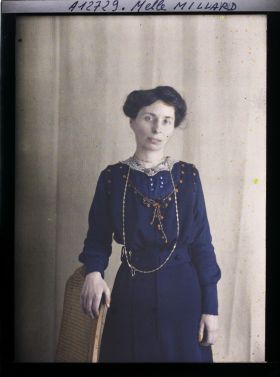 Image représentant https://musee-albert-kahn.s-museum.fr/home/NWQ2OTAwYzNmYjZlZTk1ZWQwODJmMjY4L2dlbmVyaWMtbm90aWNlLXRhYi9hdXRob3JpdHkvNjE3YTc5ZjVjZjhiODk2OGIzMzM3ZDIx/5d6900c3fb6ee95ed082f268/generic-notice-tab/authority/617a79ebcf8b8968b33373ff Mademoiselle Millard