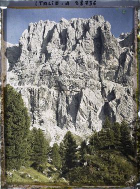 Image représentant La chaine de la Sella (Groupo di Sella ou Sellagruppe) depuis le col du Grödner (Grödner Joch ou passo Gardena)