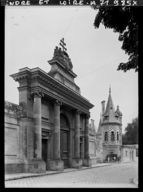Image représentant Le portail du palais des Archevêques, actuel musée des Beaux-Arts, place François Sicard, et une maison Renaissance à l'angle de la rue des Ursulines