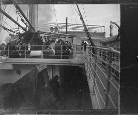 Image représentant Passagers sur l'entrepont, vus depuis la passerelle réservée aux 2emes classes