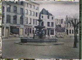 Image représentant La rue Jules Ferry et la fontaine au premier plan