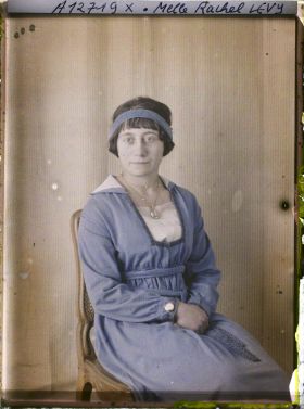 Image représentant https://musee-albert-kahn.s-museum.fr/home/NWQ2OTAwYzNmYjZlZTk1ZWQwODJmMjY4L2dlbmVyaWMtbm90aWNlLXRhYi9hdXRob3JpdHkvNjE3YTc5ZjVjZjhiODk2OGIzMzM3ZDIx/5d6900c3fb6ee95ed082f268/generic-notice-tab/authority/617a79ebcf8b8968b3337115 Mademoiselle Rachel Lévy future Mme Landau