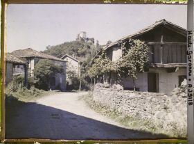 Image représentant France, Montespan Hte Garonne, Un coin du Village et les ruines du Château