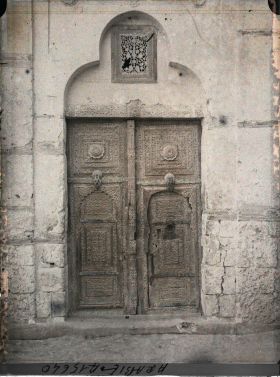 Image représentant Porte de bois ouvragé