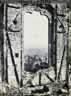 Image représentant Vue de la ville à travers une fenêtre d'une école en ruines